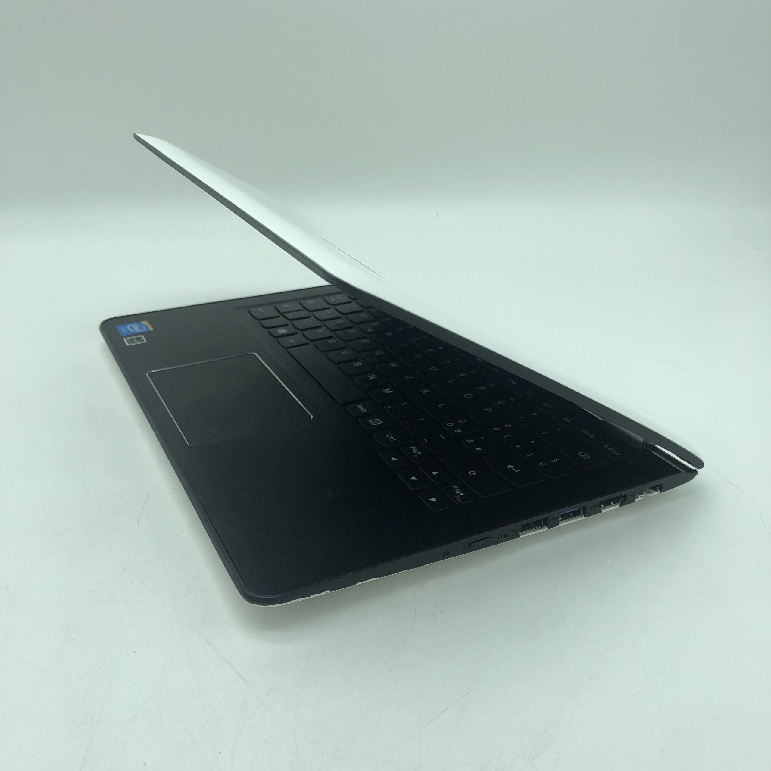 Lenovo Yoga 300 Ricondizionato 11.6" (4GB, SSD Selezionabile) - Windows 10 - Ottimo - immagine 5