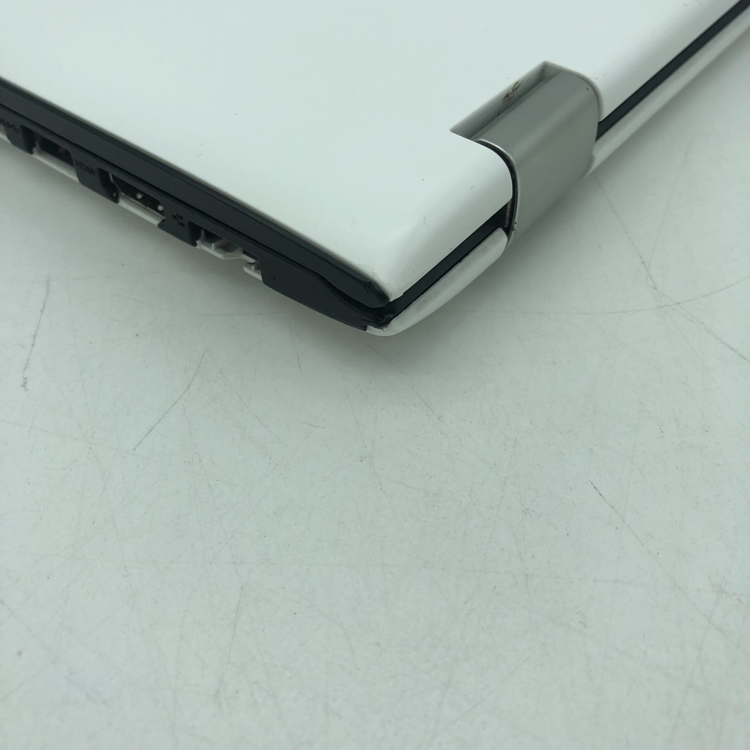 Lenovo Yoga 300 Ricondizionato 11.6" (4GB, SSD Selezionabile) - Windows 10 - Ottimo - immagine 7
